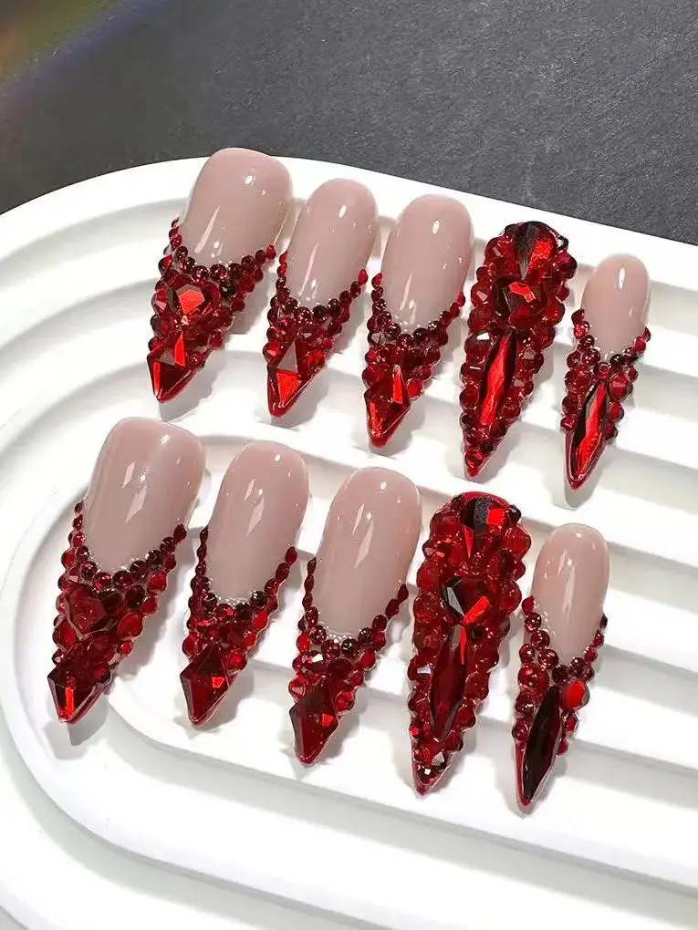10 Stück High-End Die rote Serie ist voller Diamanten, handgefertigte französische Sargspitzen-Kunstnägel, luxuriöse und strahlend rote Nägel. – Detail 8