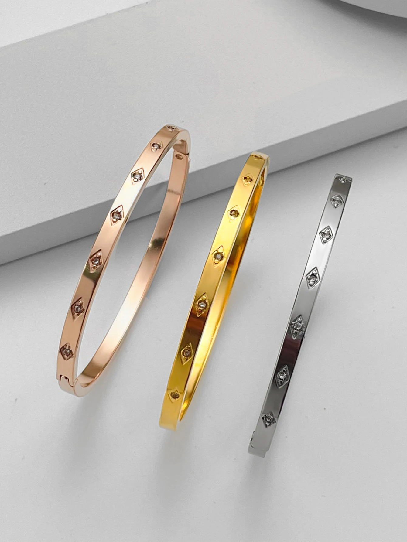 

Titanium steel bracelet lady Fashion simple everything with light luxury High sense tricolor bracelet Shows the temperament