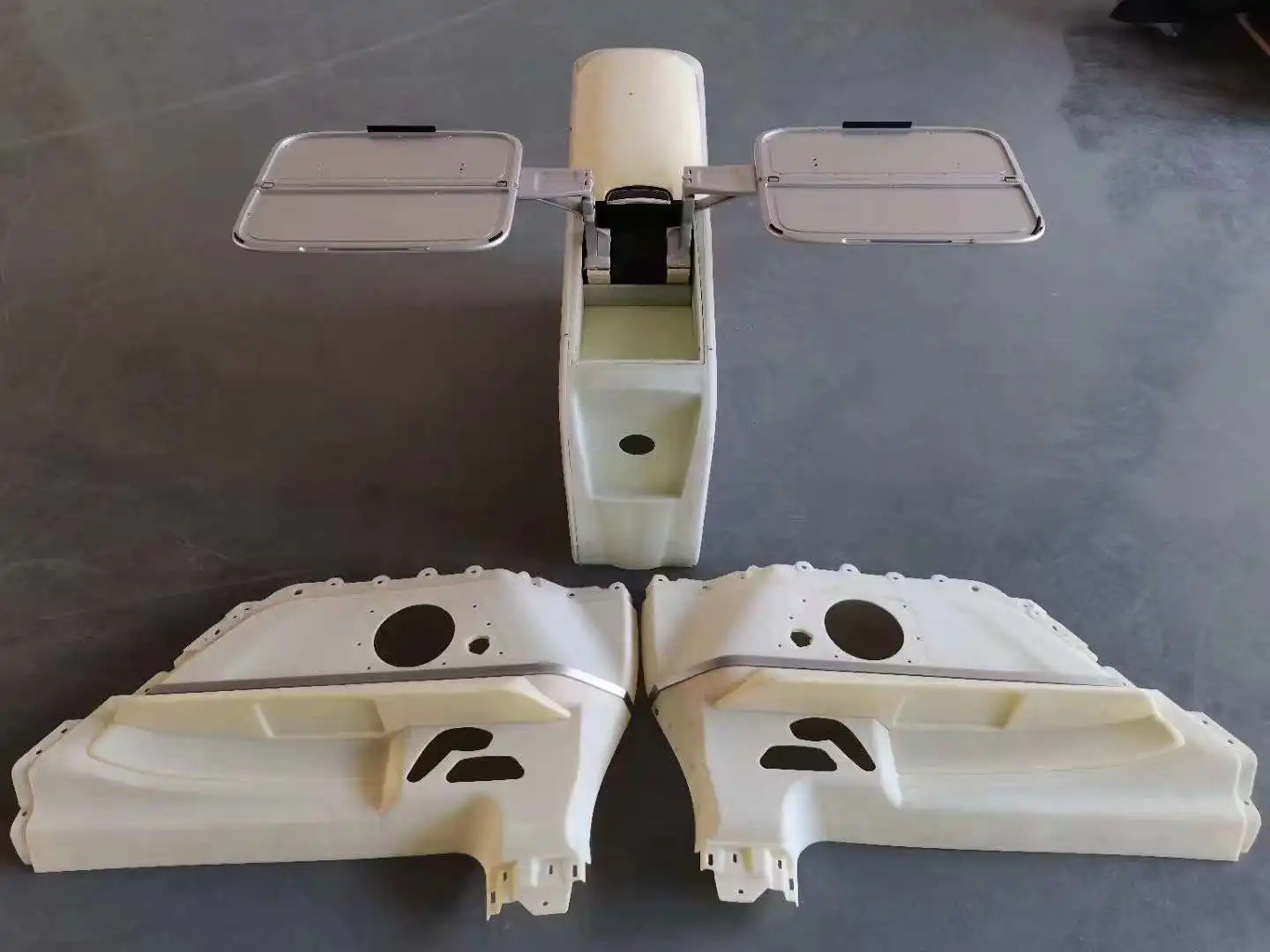 Large SUV Modified Interior Compressor Armrest Box Refrigerator with Storage Compartment in the Rear