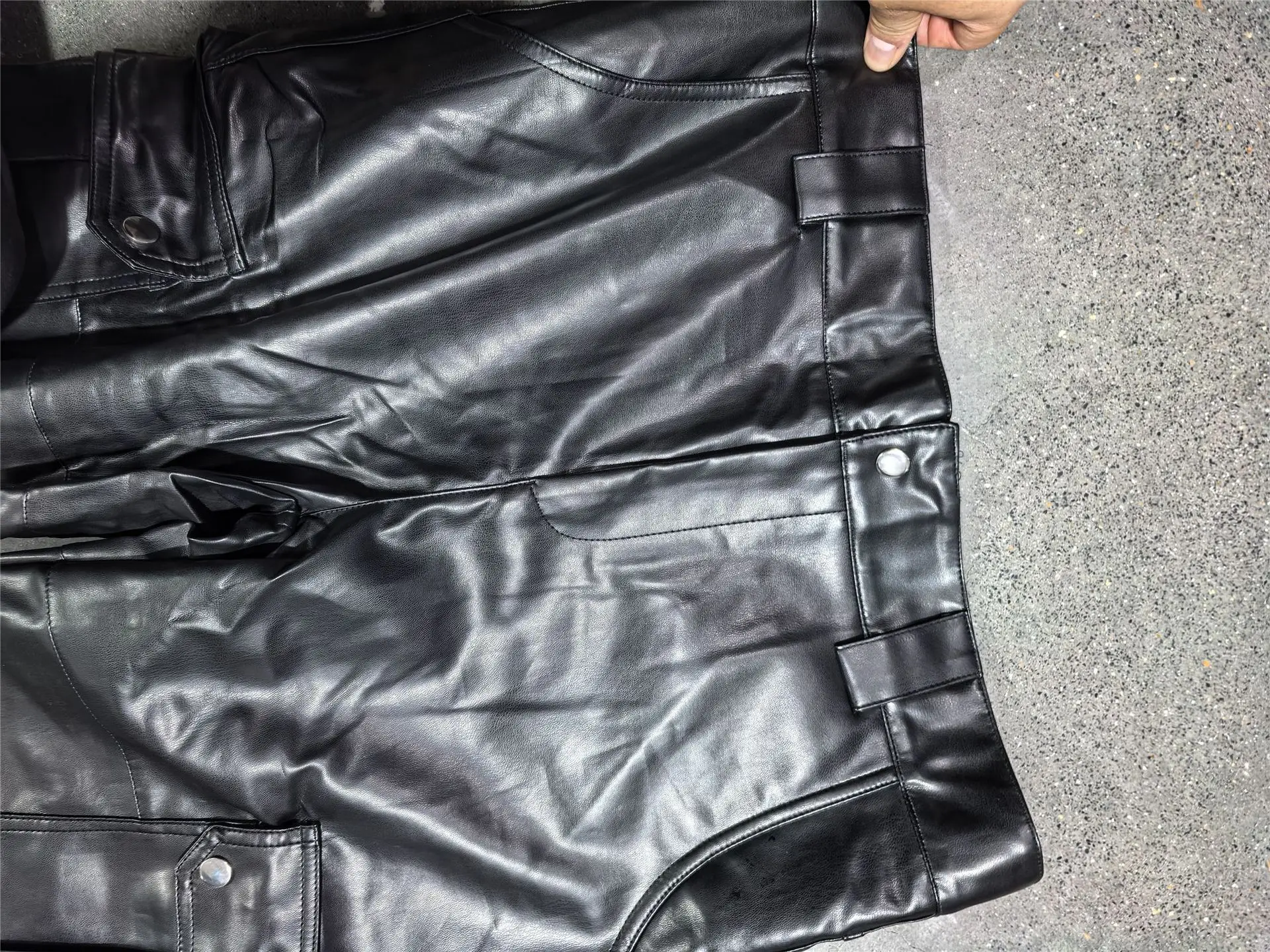 2026 Herren PU-Lederhose Slim Fit Casual Biker-Hose mit Gürtel Mehrere Taschen Streetwear-Hose Herbst Winter Übergröße XS-5XL – Detail 6
