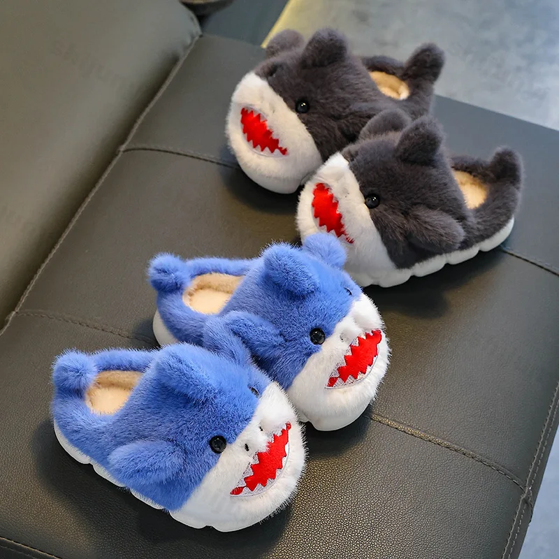 

Детские тапочки, пушистые хлопковые тапочки с милой мультяшной акулой, новинка зимы 2025, теплые удобные домашние плюшевые напольные домашние тапочки