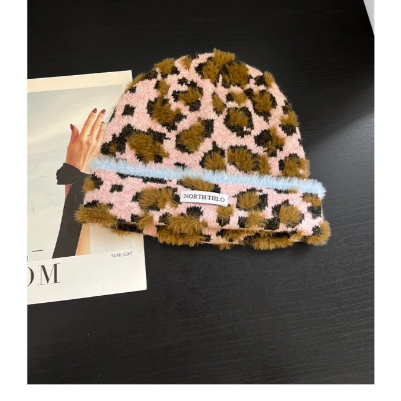 Koreanische Leopardenmuster-Jacquard-Strickmütze für Männer und Frauen, Wintermütze mit Persönlichkeit, warm und mit Ohrenschutz. – Detail 5