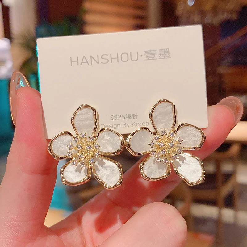 Pendientes de flores de circón acrílico blanco exagerados para mujer, joyería de moda de nuevo diseño de Corea, accesorios elegantes para fiesta de