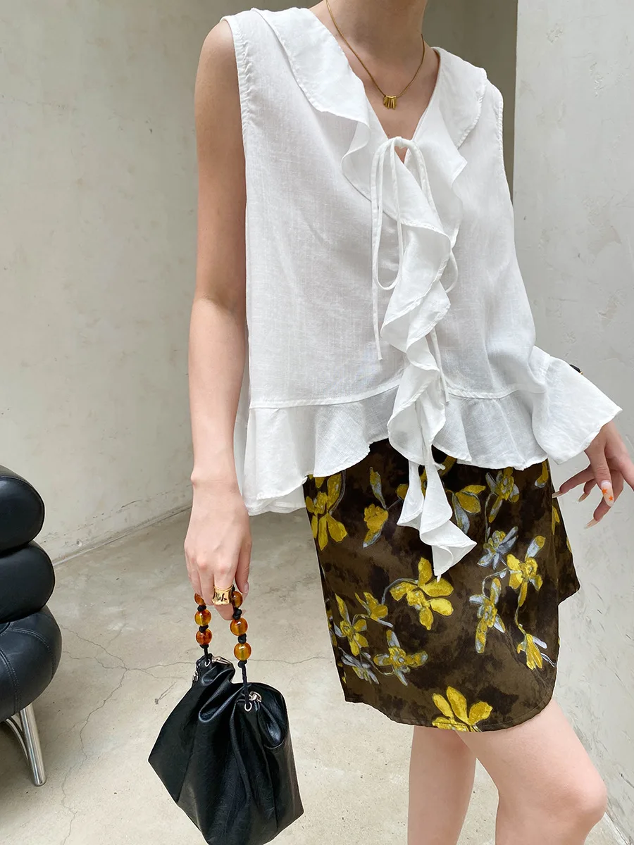 Sommerliche Damen-Weste in einfarbigem Design mit Rüschenkante und V-Ausschnitt, ärmellos. – Detail 9