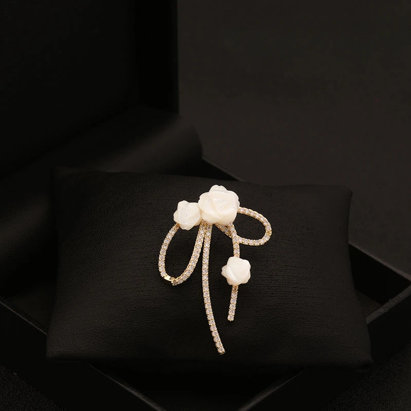 

Beautiful White Rose Flower Brooches Shell Bowknot Lapel Pin Women's Luxury Suit Shirt Neckline Collar Accessories Jewelry Badge