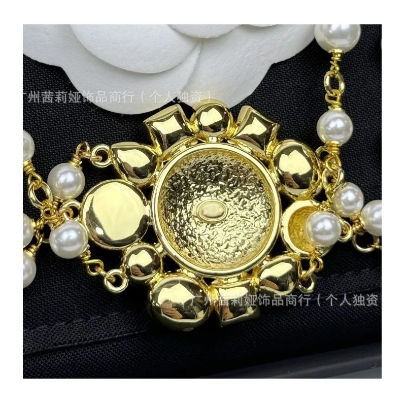

Новое золотое геометрическое ожерелье Xiaoxiang с цветными бриллиантами и трехслойным жемчугом, легкое, роскошное, модное, универсальное, трендовое украшение.