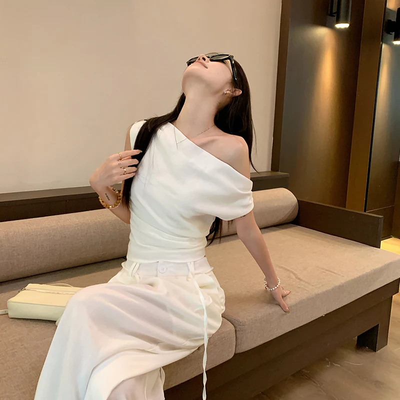 프랑스어 불규칙한 디자인 흰색 오블리크 어깨 반팔 티셔츠 여성 여름 패션 올 매치 슬림 어깨 탑