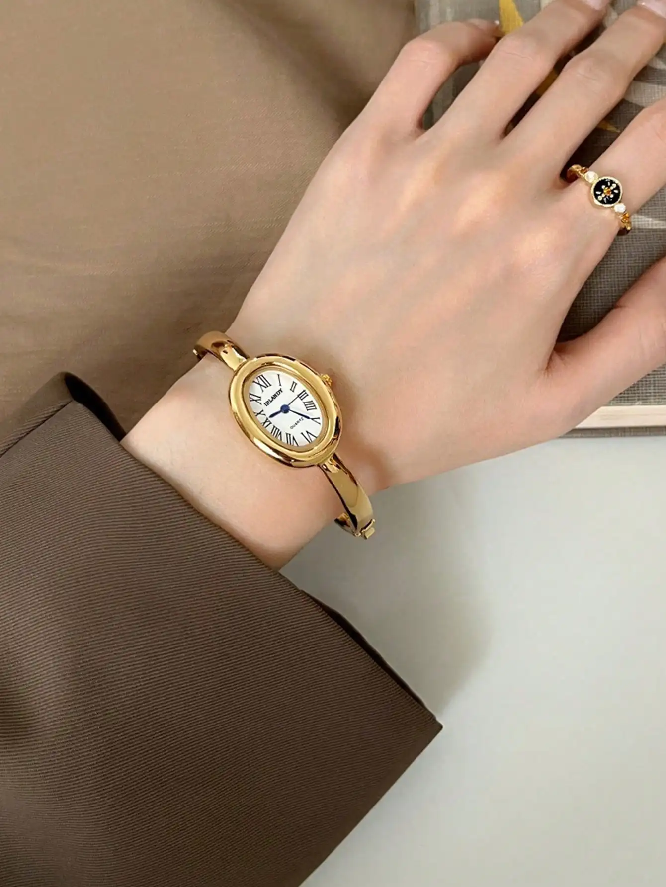 1pc Women's Bracelet Watch, Oval Roman Numeral Small Dial, Non-Adjustable Strap, Retro British Style, Niche Luxury Quartz Watch, Holidays, Parties, Weddings, Back To School, Christmas, Thanksgiving, Halloween, Easter, Gift For Women, Elegant
