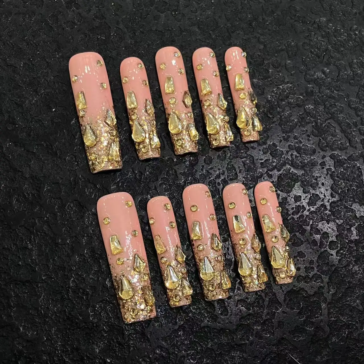 10 Stück hochwertige lange rosa und goldene kleine Diamanten handgefertigter Sarg Französische Tipps künstliche Nägel, Party-Reise-Nageldekorationsflicken