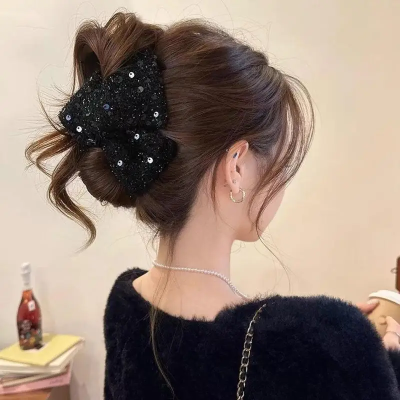 Stilvolle und elegante schwarze Haarspange mit Pailletten in Dreiecksform – perfekt für halb hochgesteckte Dutts und lockere Pferdeschwänze – Detail 3
