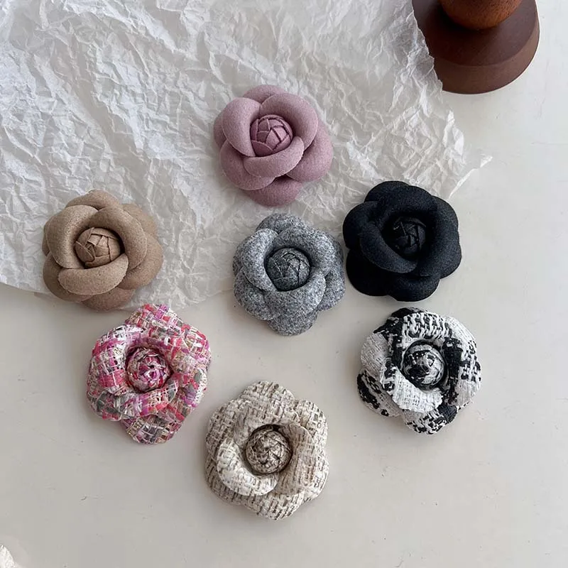 New Leather Camellia Rose Brooch for Women Elegant Fabric Flower Lapel Pins Wedding Banque Fashion Jewelry Clothing Accessory