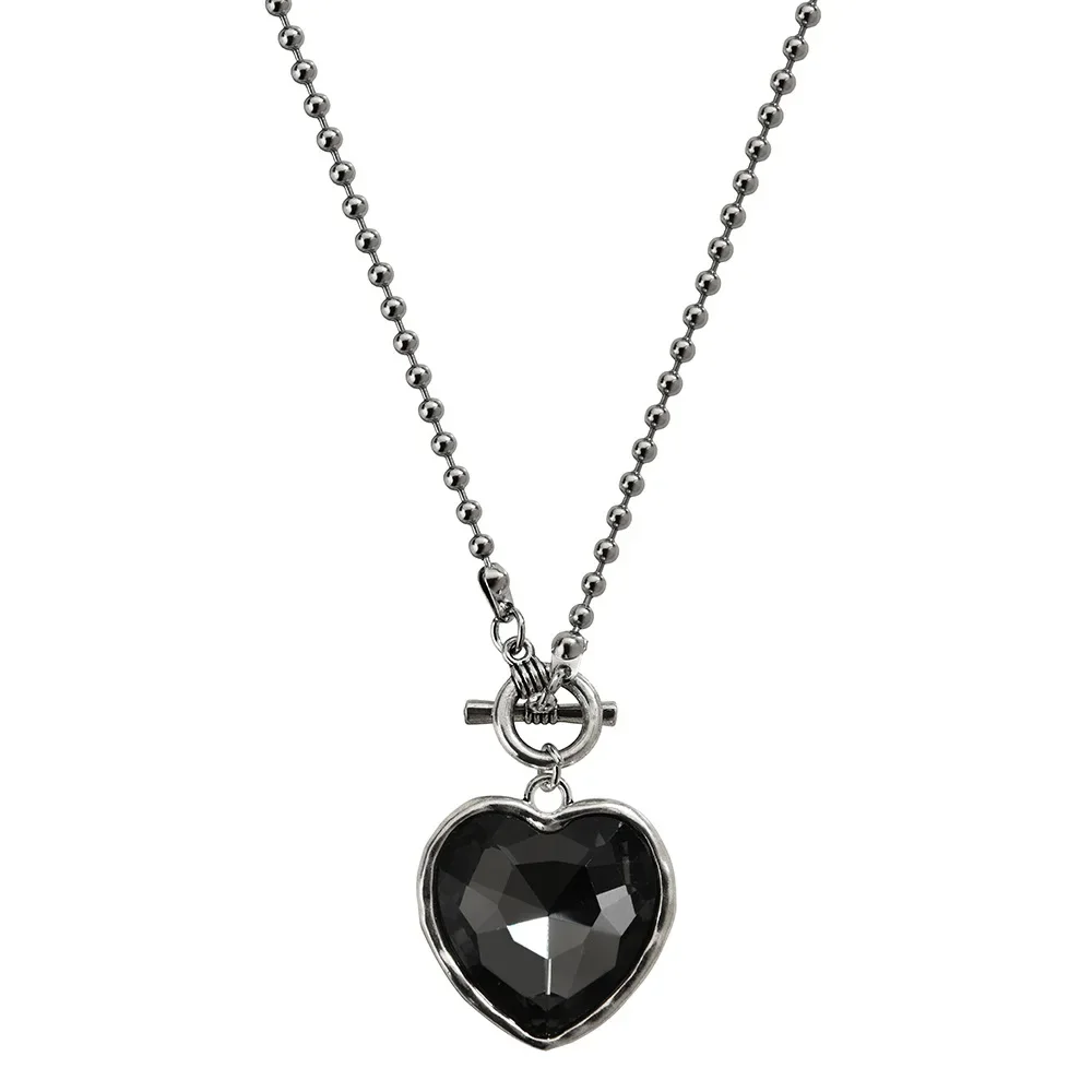 القلادة المقطوعة بالسلسلة عبارة عن قلادة مجوهرات عصرية وأنيقة