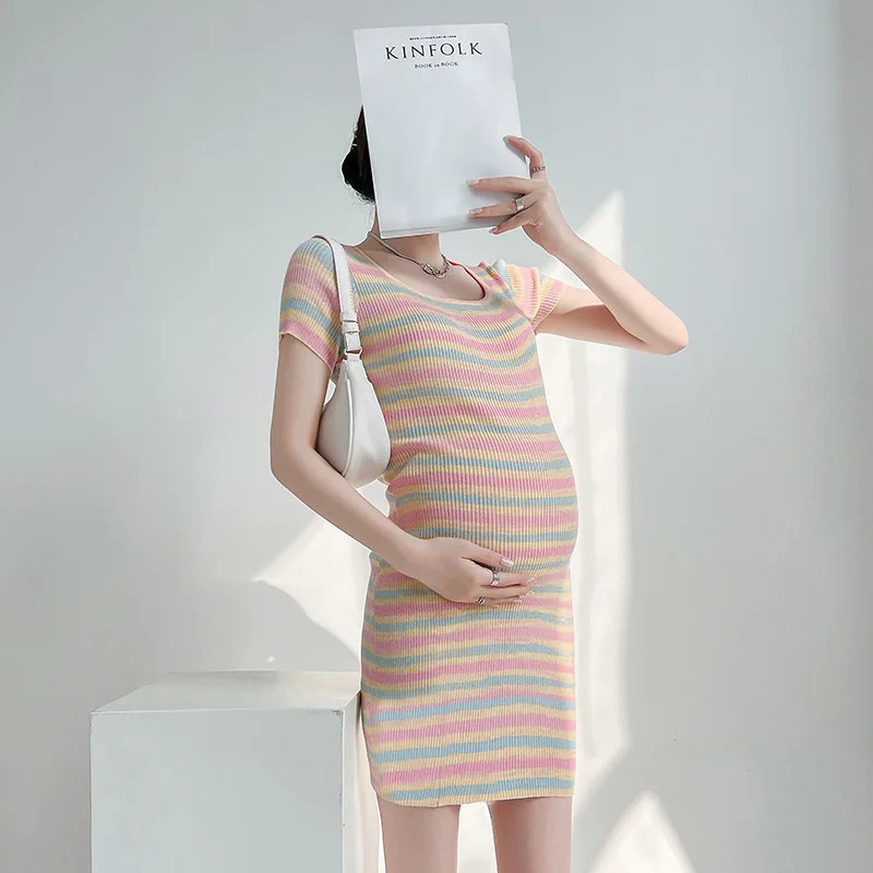 فستان صيفي للنساء الحوامل لعام 2025، تصميم متطور، تنورة محبوكة مخططة للتخسيس عصرية وأنيقة