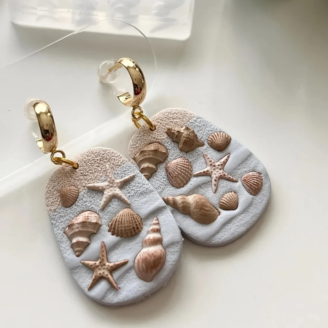 1A Kleine Silikonform zur Herstellung von Muscheln, Messern und Werkzeugen für Polymer Clay, mit Blumenmuster aus Rosen und Blüten. – Detail 2