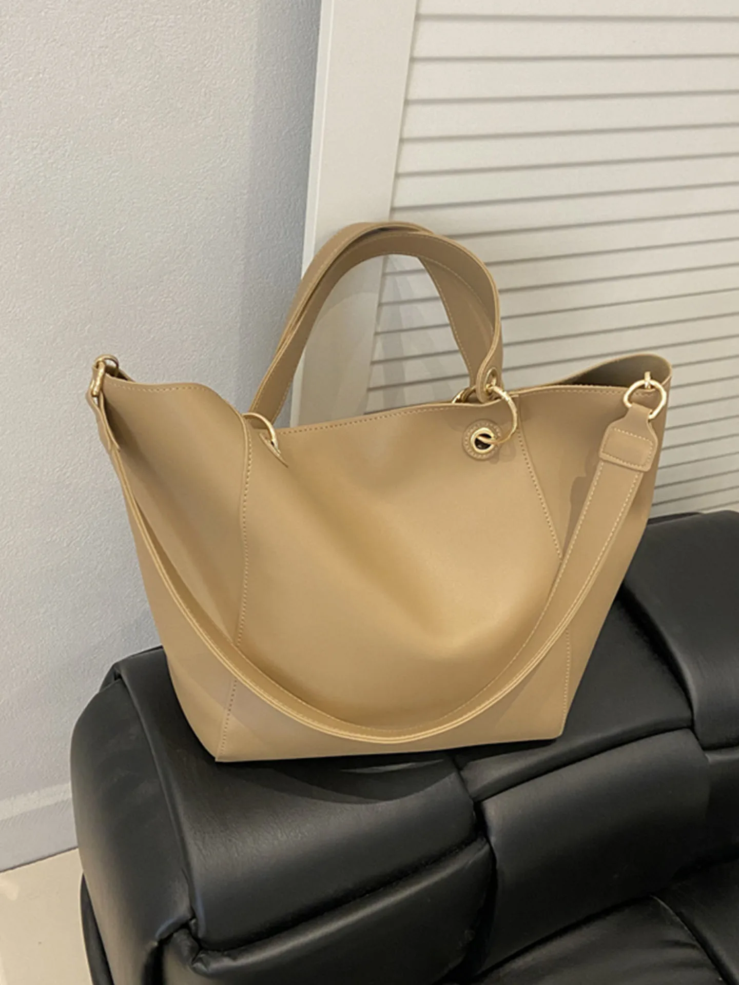 

Large Capacity Casual Tote Bags 2025 Women's New Fashion Retro Magnetic Buckle Shoulder Bag Office Ladies Temperament Handbags