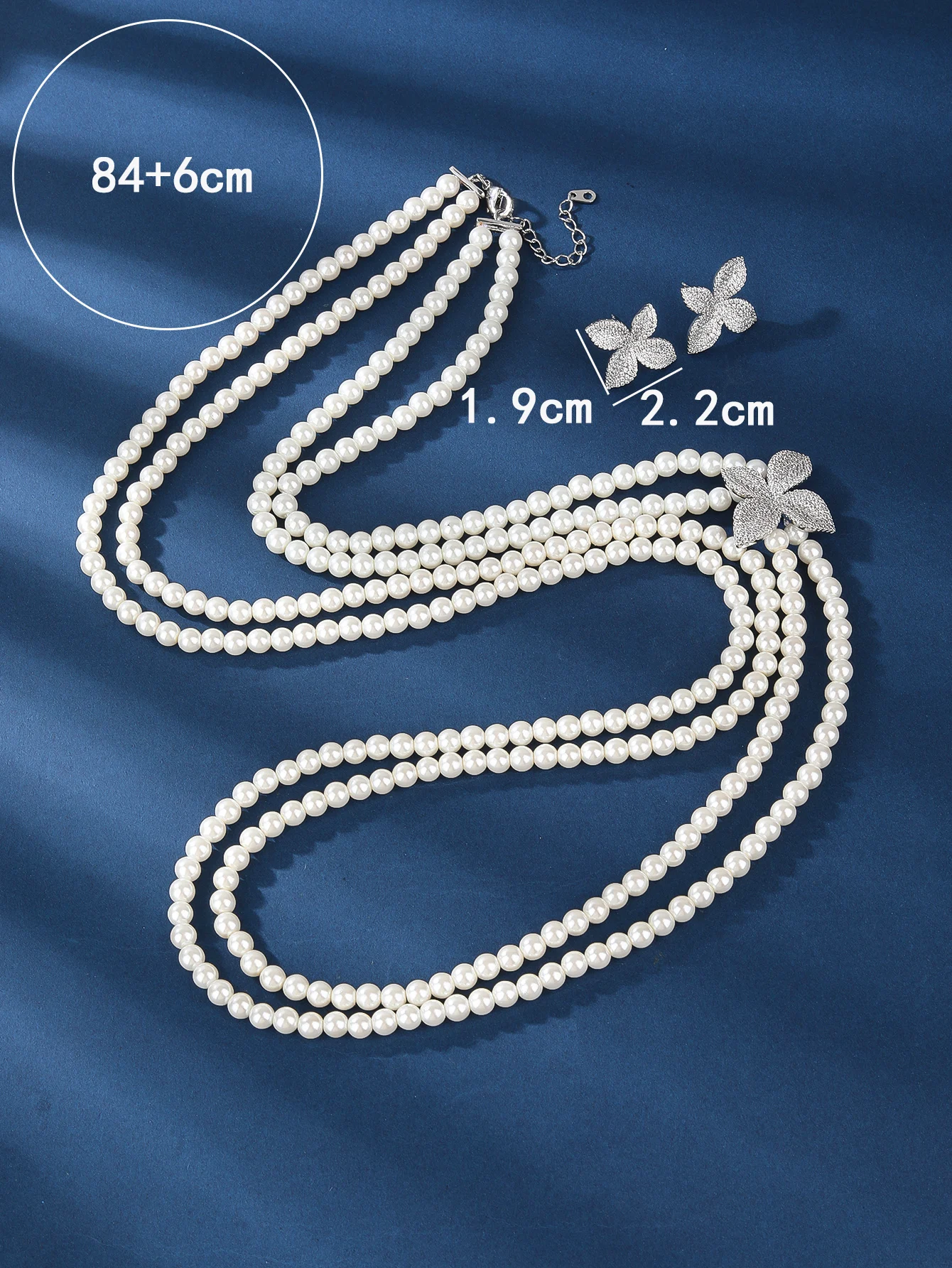 Exquisite pearl jewelry set: Double-strand white pearl necklace, adorned with sparkling flower-shaped diamonds, along with earri