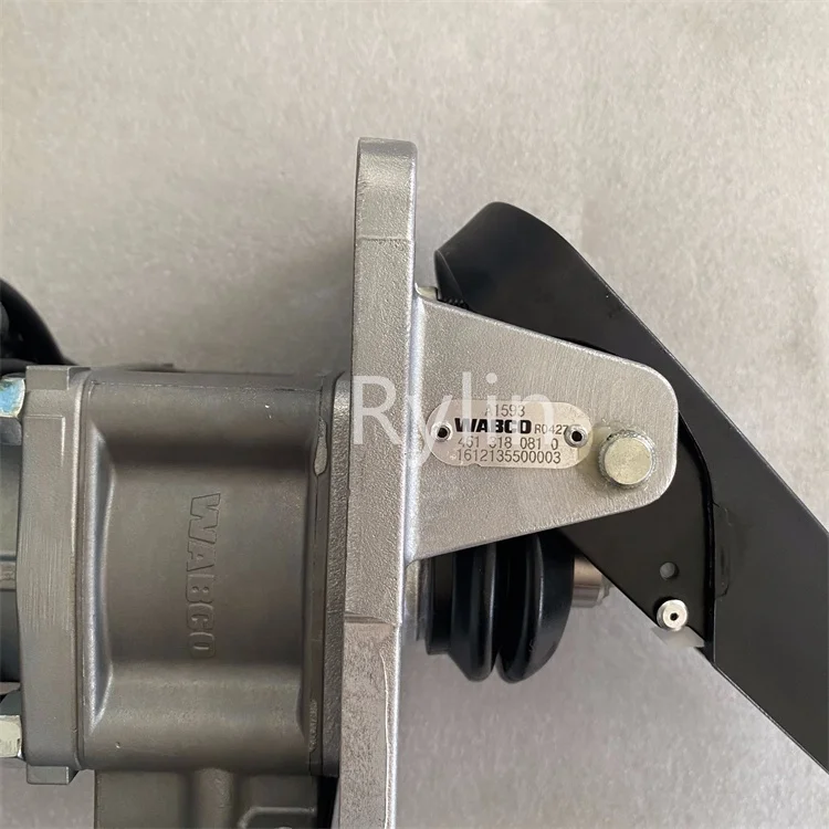 High Quality New Bus Spare Parts Foot Operated Brake Valve 4613180710 1612135500003 for FOTON Truck Foot Brake Valve