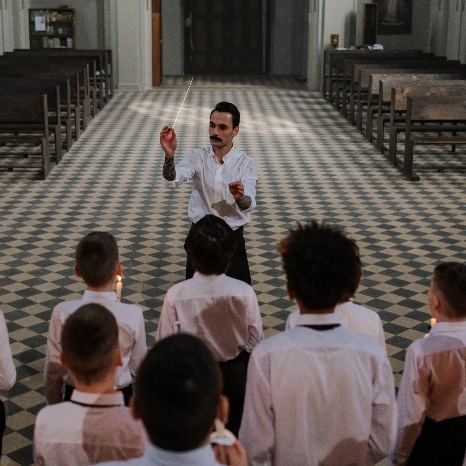 

2 шт. дирижерские палочки из красного сандалового дерева с длинной ручкой, удобные, прочные, практичные музыкальные инструменты для дирижеров оркестров