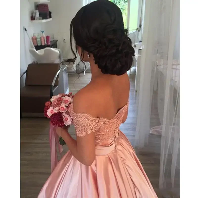 Vestido de novia elegante rosa con hombros descubiertos, línea a árabe, Apliques de encaje, cuentas, cordones, largo hasta el suelo