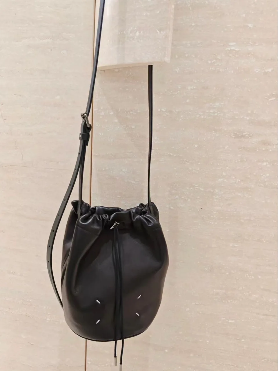 

FIRMRANCH модная универсальная высококачественная женская мини-сумка через плечо из натуральной кожи с шнурком и манжетами на одно плечо Hobos