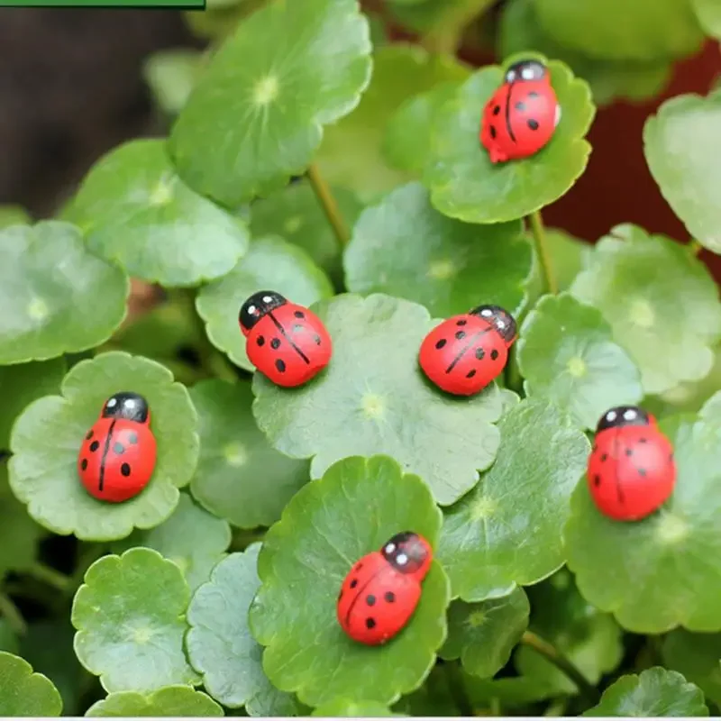 100 szt. Mini drewniana biedronka samoprzylepna naklejka dzieci malowana własnoręczna rękodzieło bajkowa figurka ogrodowa miniaturowy wystrój domu