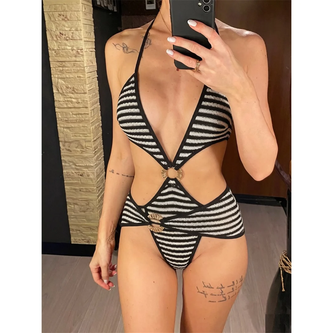 Mit Rock, gestreiftem Halterneck, V-Ausschnitt, Damen-Badeanzug, einteiliger Badeanzug, Damen-Monokini, hoher Beinausschnitt, Badebekleidung, Badeanzug, V8345. – Detail 2