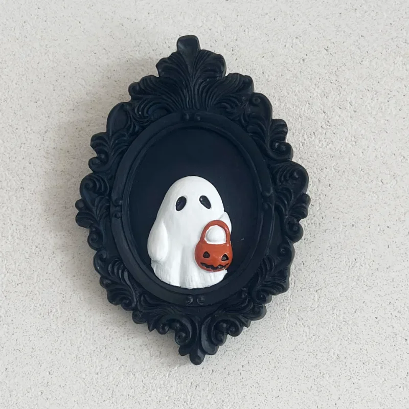 

2025 New Halloween Gothic Trick or Treat Cute Ghost Wall Hanging Resin Ornament Decoration Desktop Ornament
