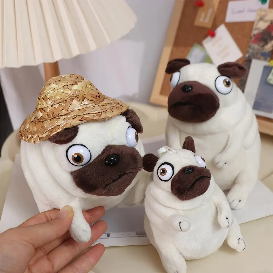 部屋の装飾ぬいぐるみ同行おもちゃ座っているパグ犬パグ犬ぬいぐるみ