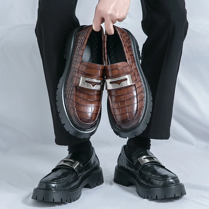 

Новые повседневные мужские лоферы из крокодиловой кожи с градиентом цвета в корейском стиле, нескользящие мужские туфли-лоферы с металлической пряжкой и украшением