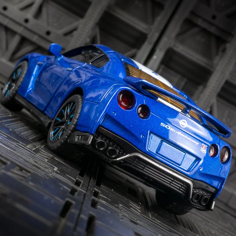 1:32 NISSAN GTR R35 50thรุ่นรถของเล่นDiecast Supercarประตูเปิดเสียงดึงกลับของเล่นเด็กวันเกิดของขว...