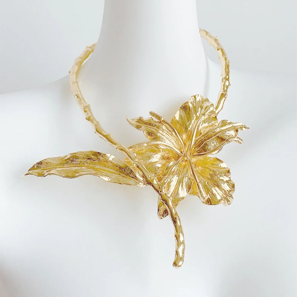 Gargantilla de aleación dorada con forma de hoja de espina y lirio, collar con flor grande, accesorios de joyería para el cuello exagerados a la moda europea americana