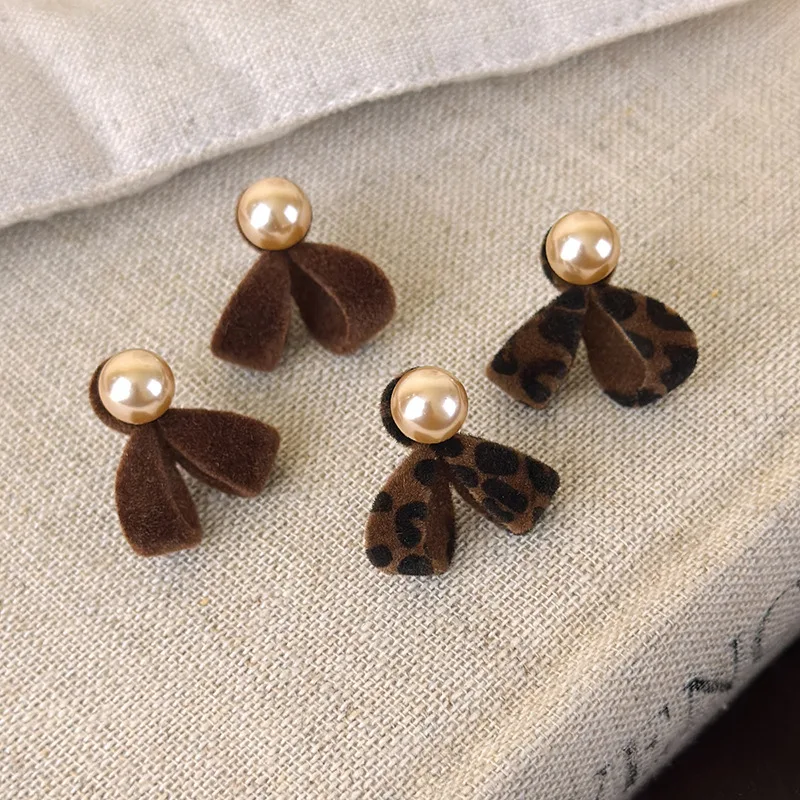 Autumn Winter New Flocking Bow Faux Pearl Earrings for Women Charm Mini Leopard Pattern Bowknot Studs Jewelry 2027 Trendy New