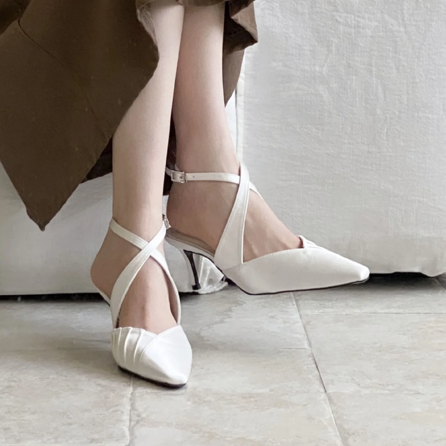 

Sharp Pointed Fine Heeled Sandals Advanced Banquet Style Summer Shoes Cross Buckle Strap High Heels Sexy Temperament Sandals