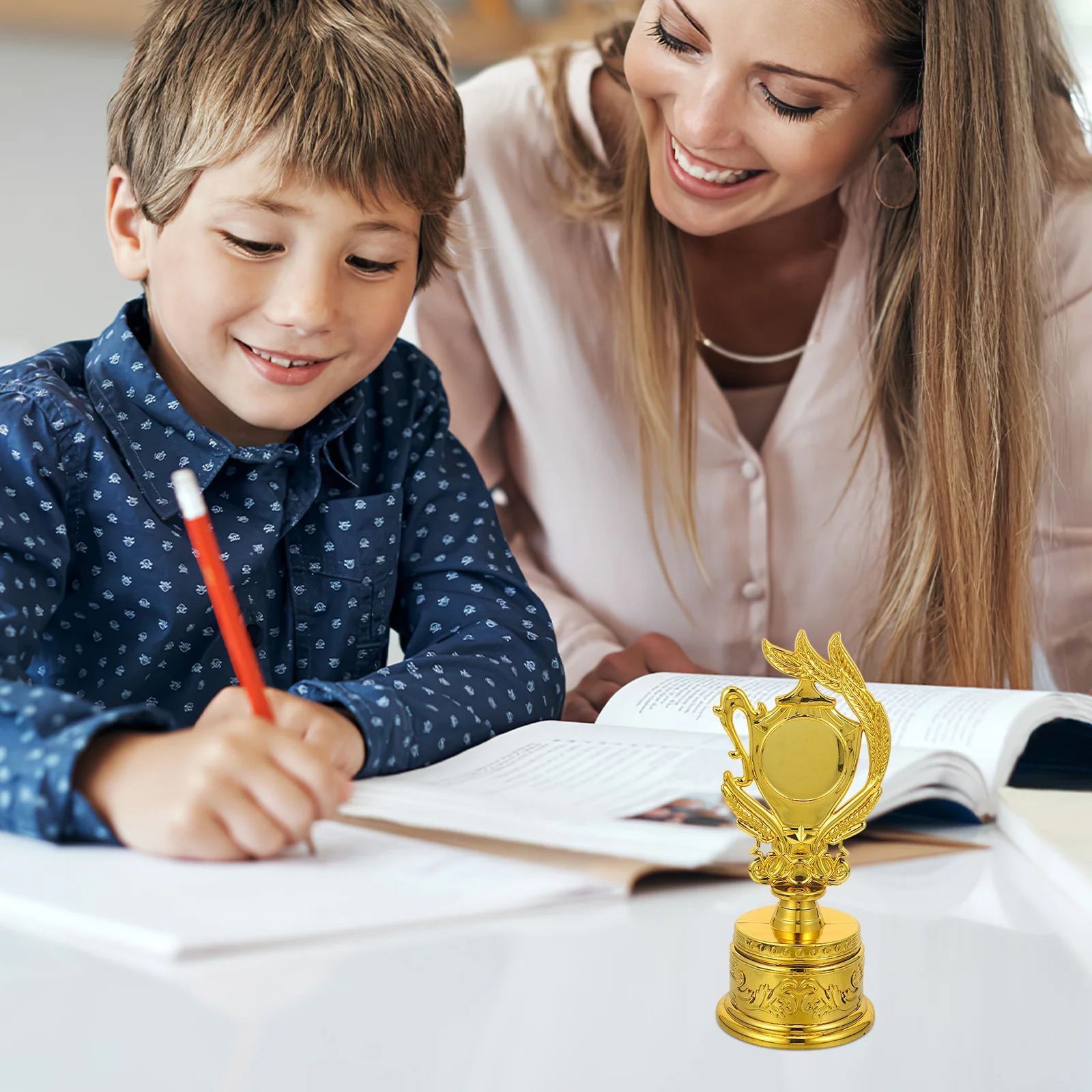 Złoty plastikowy puchar trofeum dla zwycięzcy zawodów sportowych, mały trofeum na konkurs, nagroda dekoracyjna.