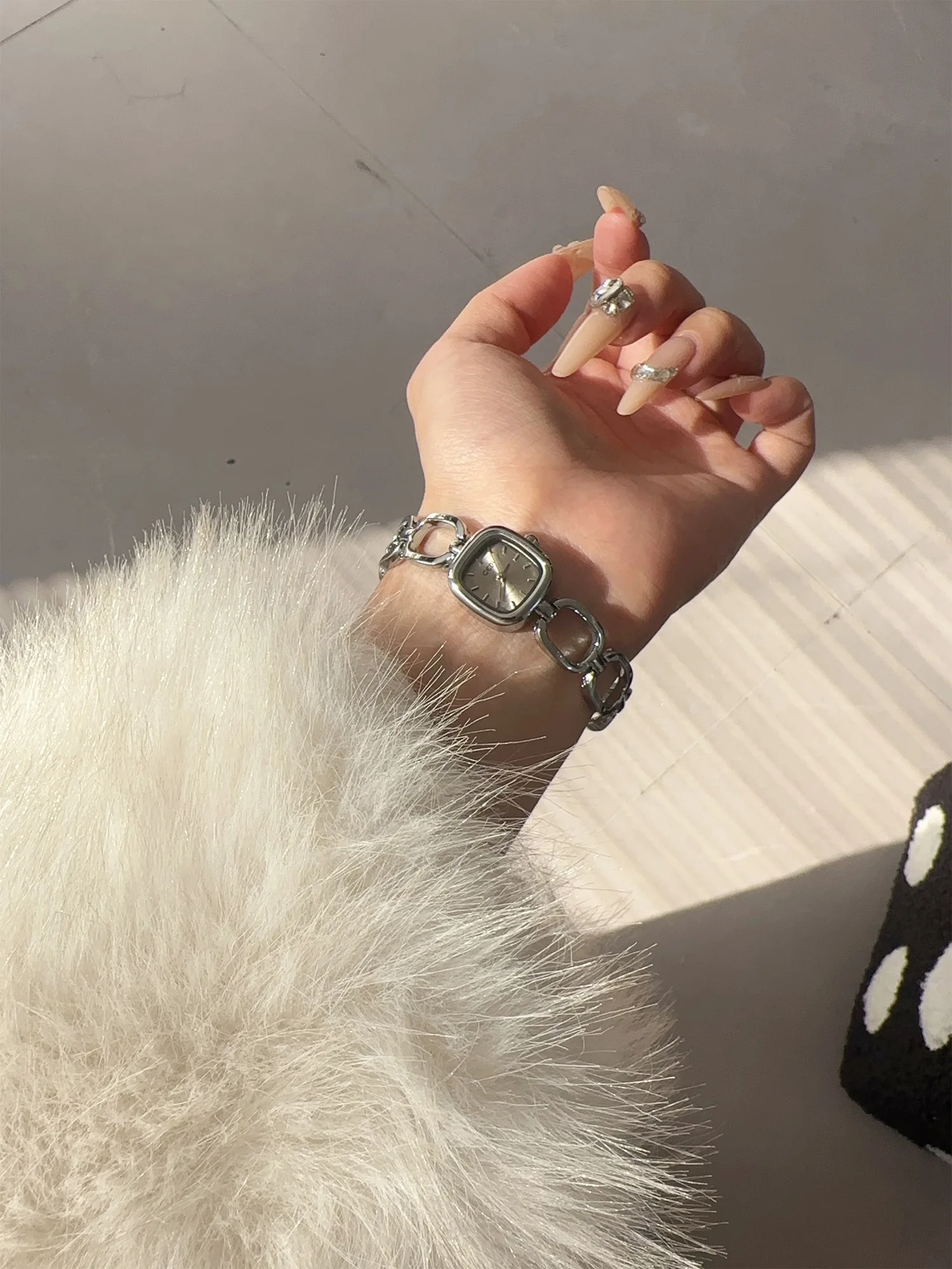 2029 молодые роскошные новые женские часы, элегантные кварцевые часы с квадратным маленьким циферблатом, женские изысканные часы-скелетон, тип браслета