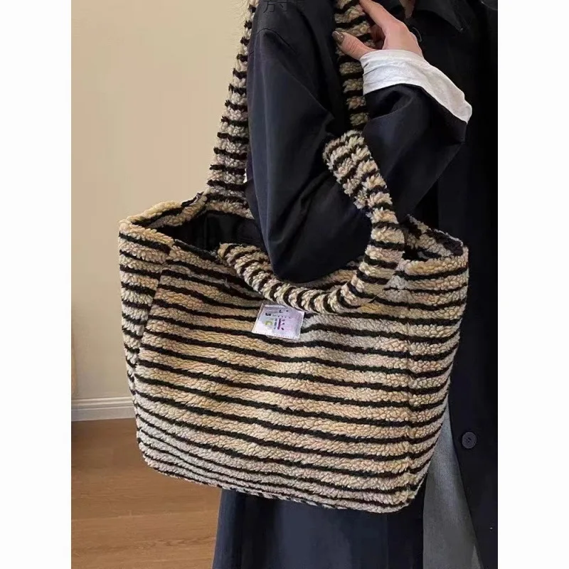 

Женские сумки на плечо, модная полосатая плюшевая сумка на плечо, осенне-зимняя новая сумка-тоут большой вместимости с верхней ручкой