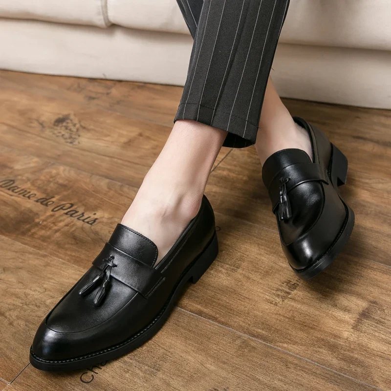 Tassel Decorated Men Loafers PU Low Heel Solid Color Pointed Toe Breathable Wear-resistant Fashion Business Casual Shoes