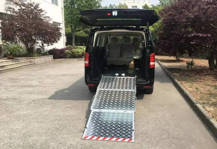 Aluminum Manual Folding Wheelchair Ramp 350Kg Capacity Car Van Minivan Lift for Disabled Users