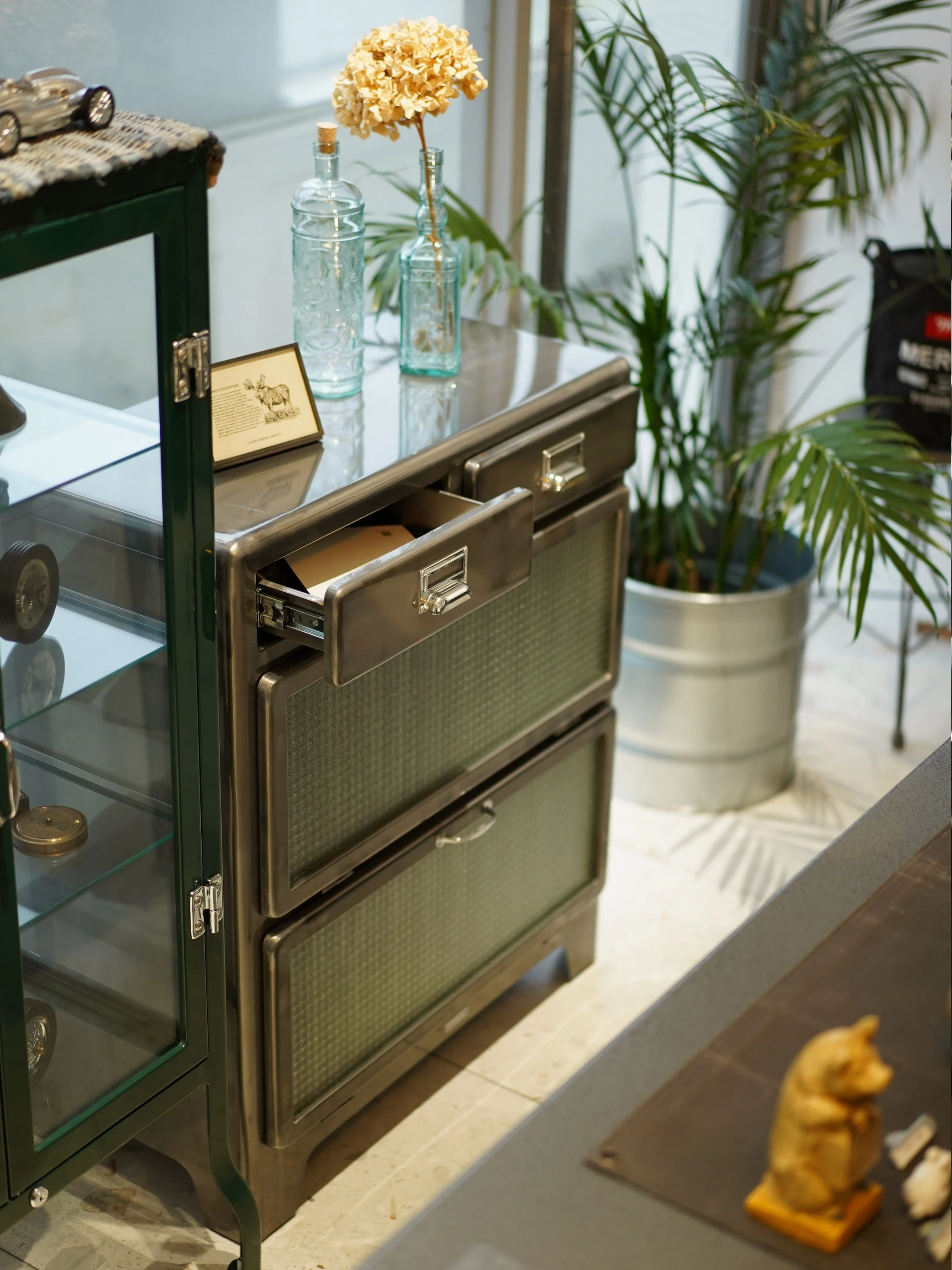 Dinner side cabinet, wine cabinet, coffee and tea, two drawers, two doors, glass storage