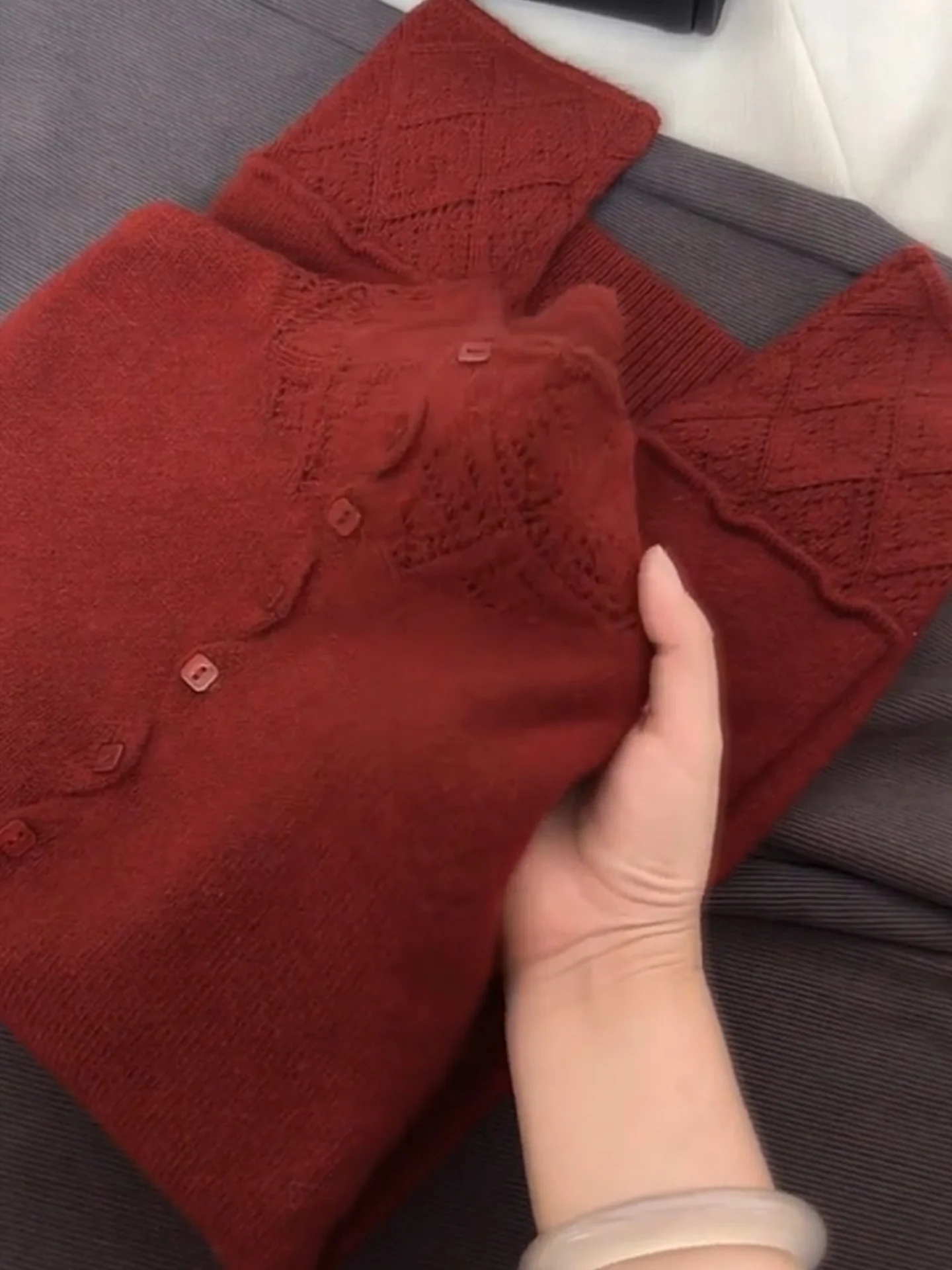 سترة محبوكة طويلة باللون الأحمر من Faion بتصميم ريترو لشتاء 2025 كاميرا نسائية علوية بزر واحد أوروبية مريحة...