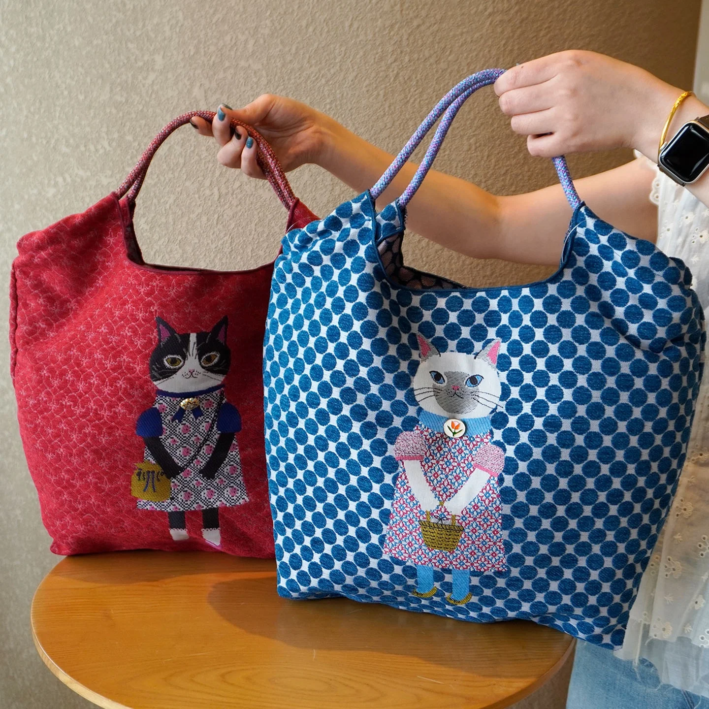 

Новая серия Kusuguru Bellflower: Сумка-шоппер из вышитой ткани с мягким съемным плечевым ремнем, модная женская сумка