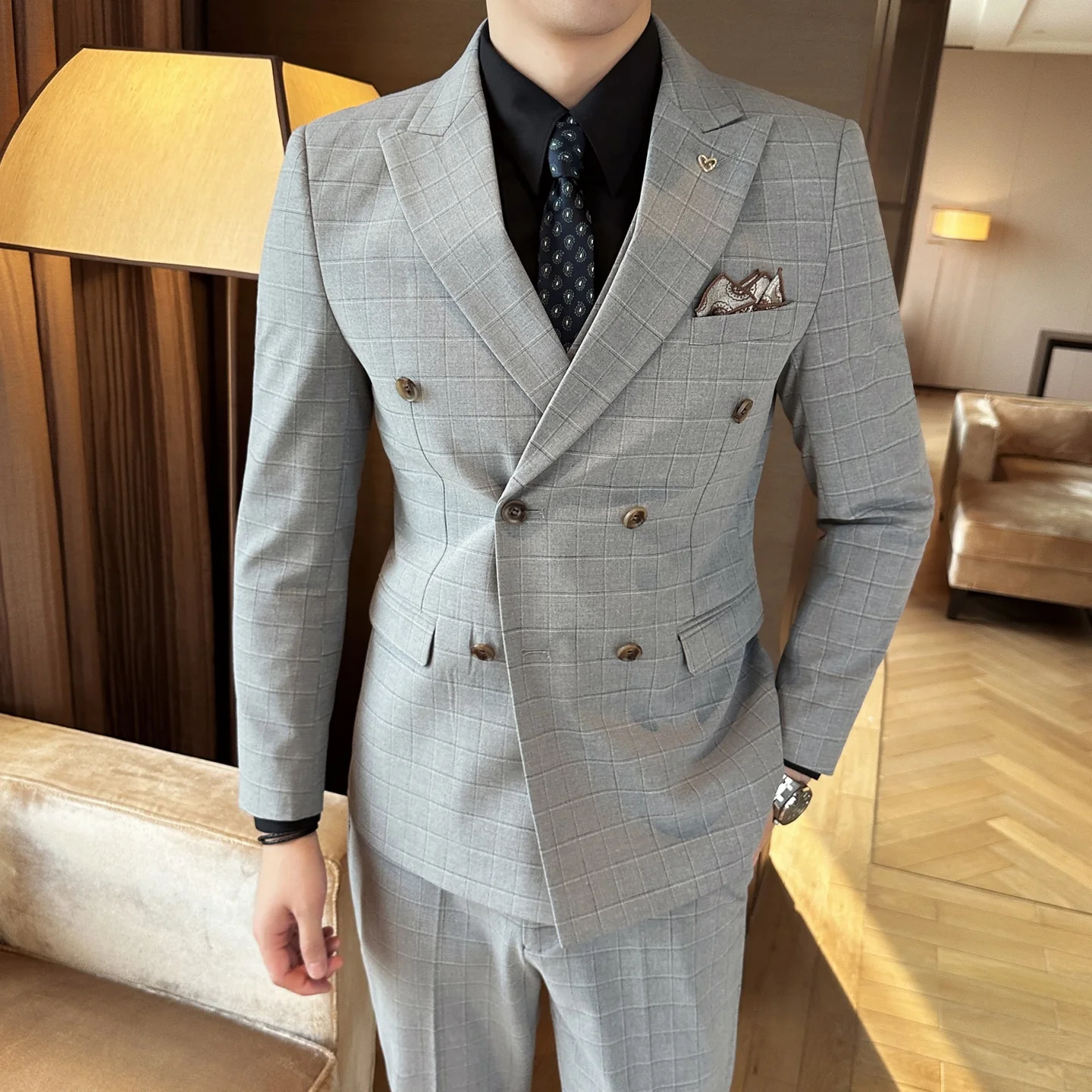 

A new high-end three-piece suit for men's checked groom's wedding, with a grand peak lapel and double-breasted wedding style