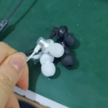 In ear-trådbundna hörlurar med kabelkontroll och mikrofonflätad präglad tråd_voghion.com