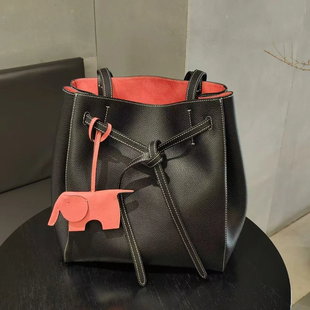 New Large-capacity Drawstring Bucket Shoulder Tote Bag, High-end First-layer Cowhide Commuter Unique Practical Portable Woman.