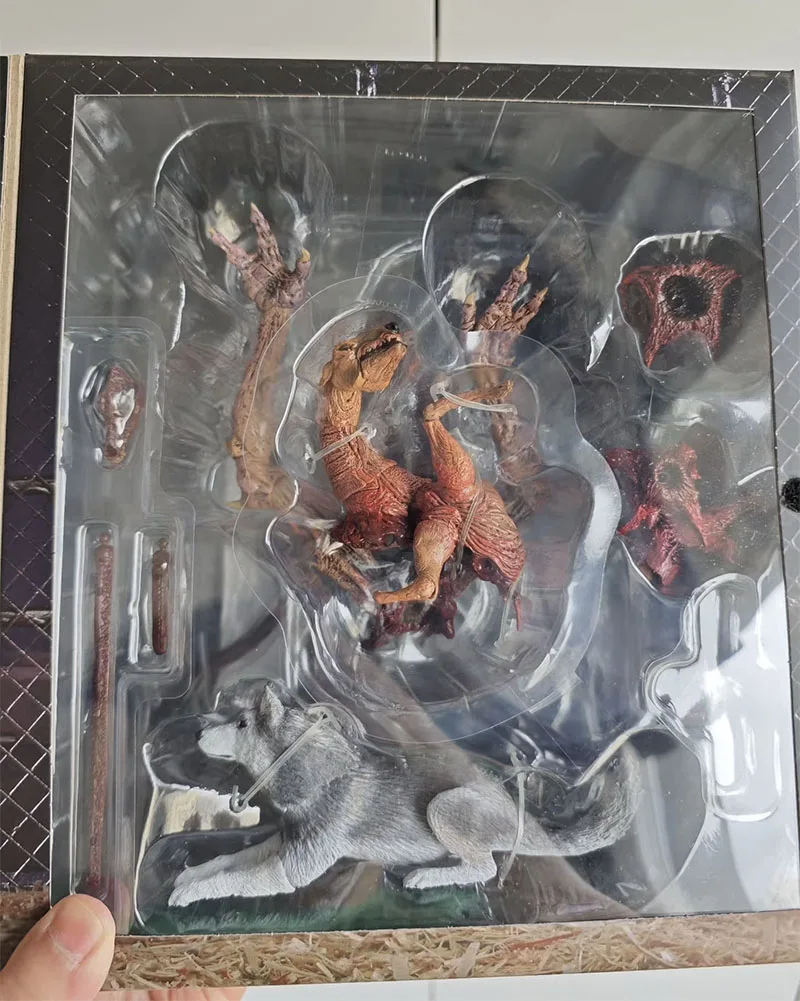 NECA 04905 The Thing Figure Deluxe Ultimate Dog Creature Action Figuras ภาพยนตร์สยองขวัญรุ่นเครื่องประดับอะนิเมะอุปกรณ์ต่อพ่วงต้นฉบับ