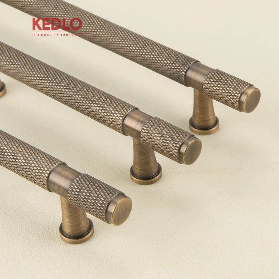 KEDLO Massiver Messinggriff im europäischen Stil, leichter Luxus, gerändelt, Diamant-Optik, Küchenschrankgriff, antikes Messing, 500 mm Griff. – Detail 1