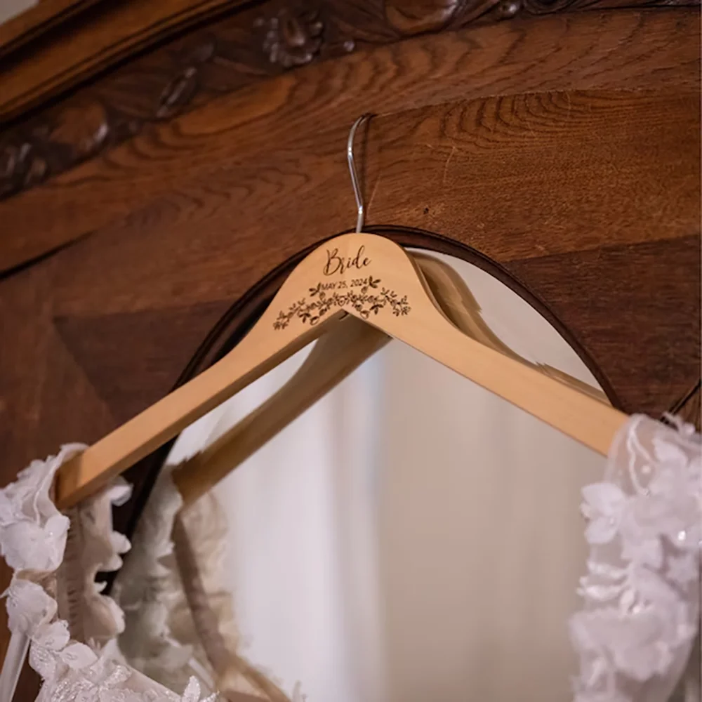 Personalisierter Hochzeits-Kleiderbügel Gravierter Brautkleid-Bügel Junggesellinnenabschied Brautjungfer Exquisites Souvenir Brautparty Frisch Verheiratet – Detail 2