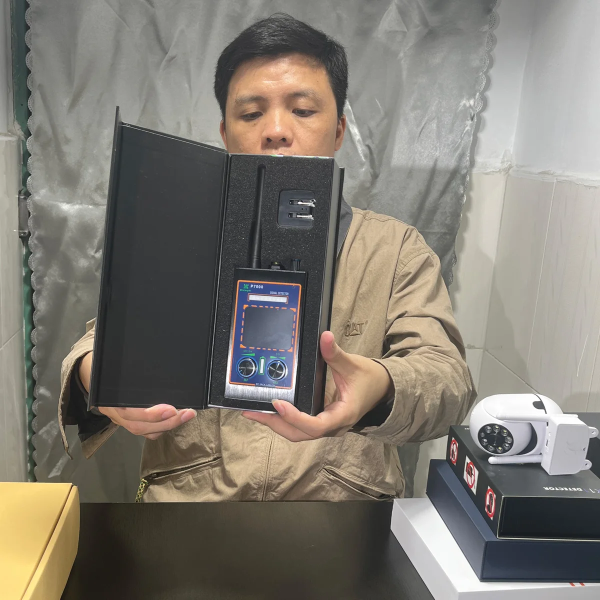 

Детектор радиочастотных сигналов и GPS - Обнаружитель скрытых камер, антишпионский сканер, 1МГц-12ГГц, с магнитным зондом и ЖК-дисплеем