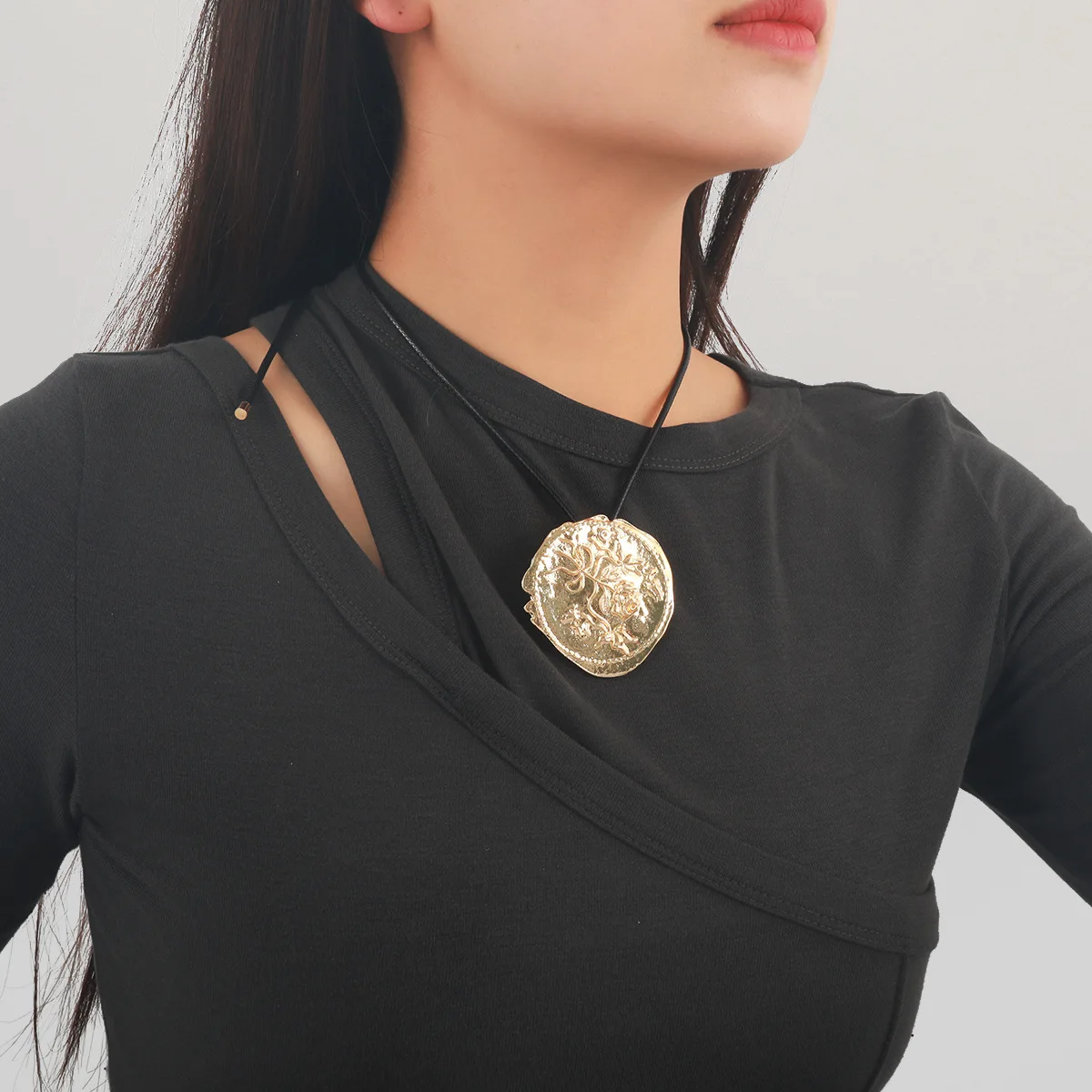 

ZAA Jewelry Cowboy Style Vintage Flower Engraved Medal Pendant Necklace For Woman Trend Long Rope Fashion Neck Accessories