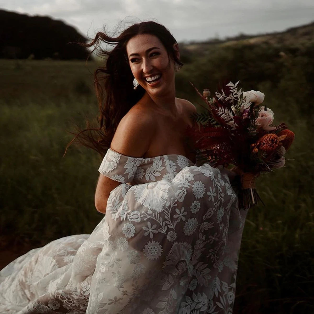 Gaun pengantin buatan kustom Bohemian bahu terbuka gaun pesta pernikahan feminin renda bunga bordir garis A Sweetheart